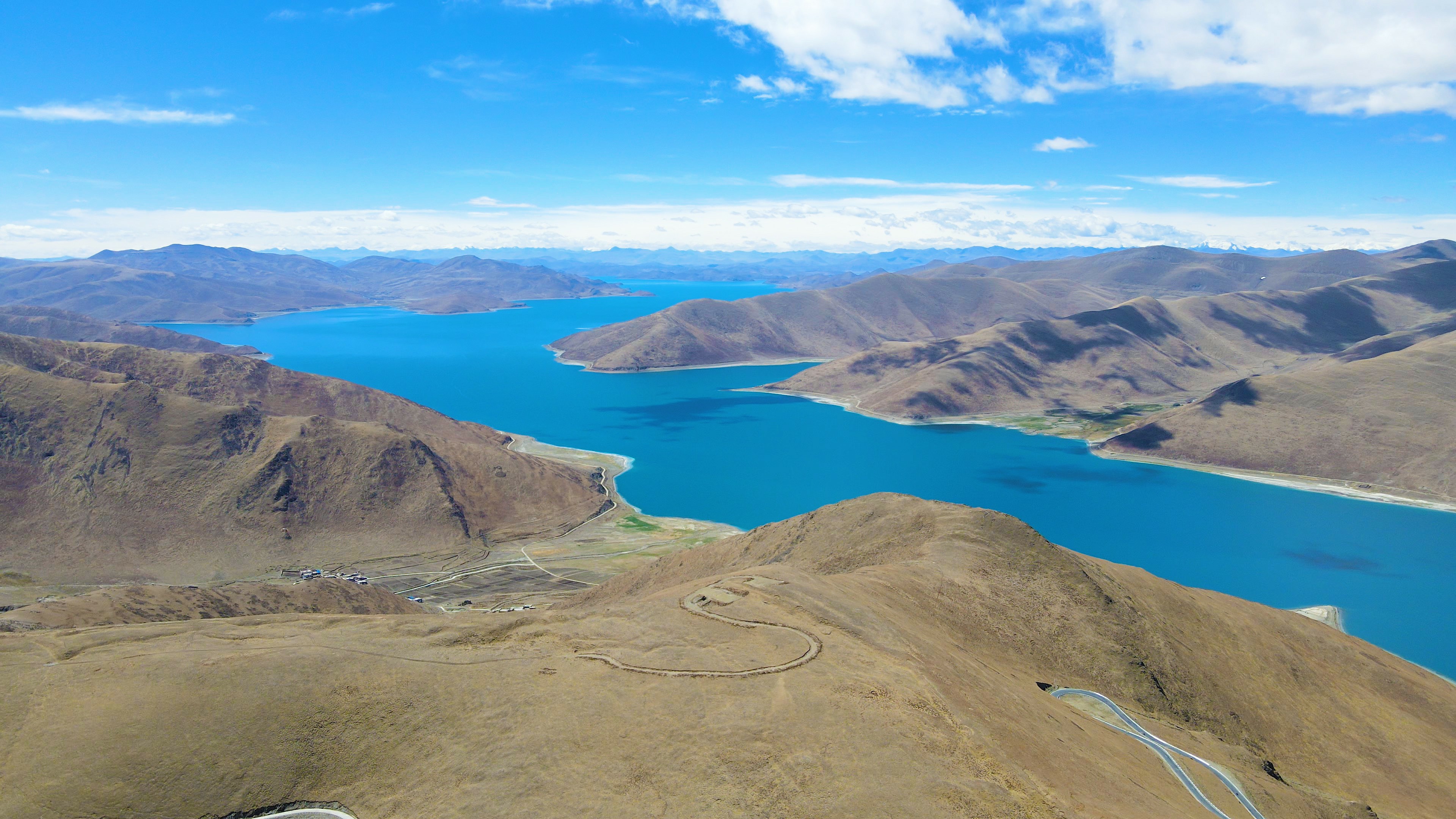 4K航拍碧水蓝天西藏羊湖唯美湖光山色自然风景视频的预览图