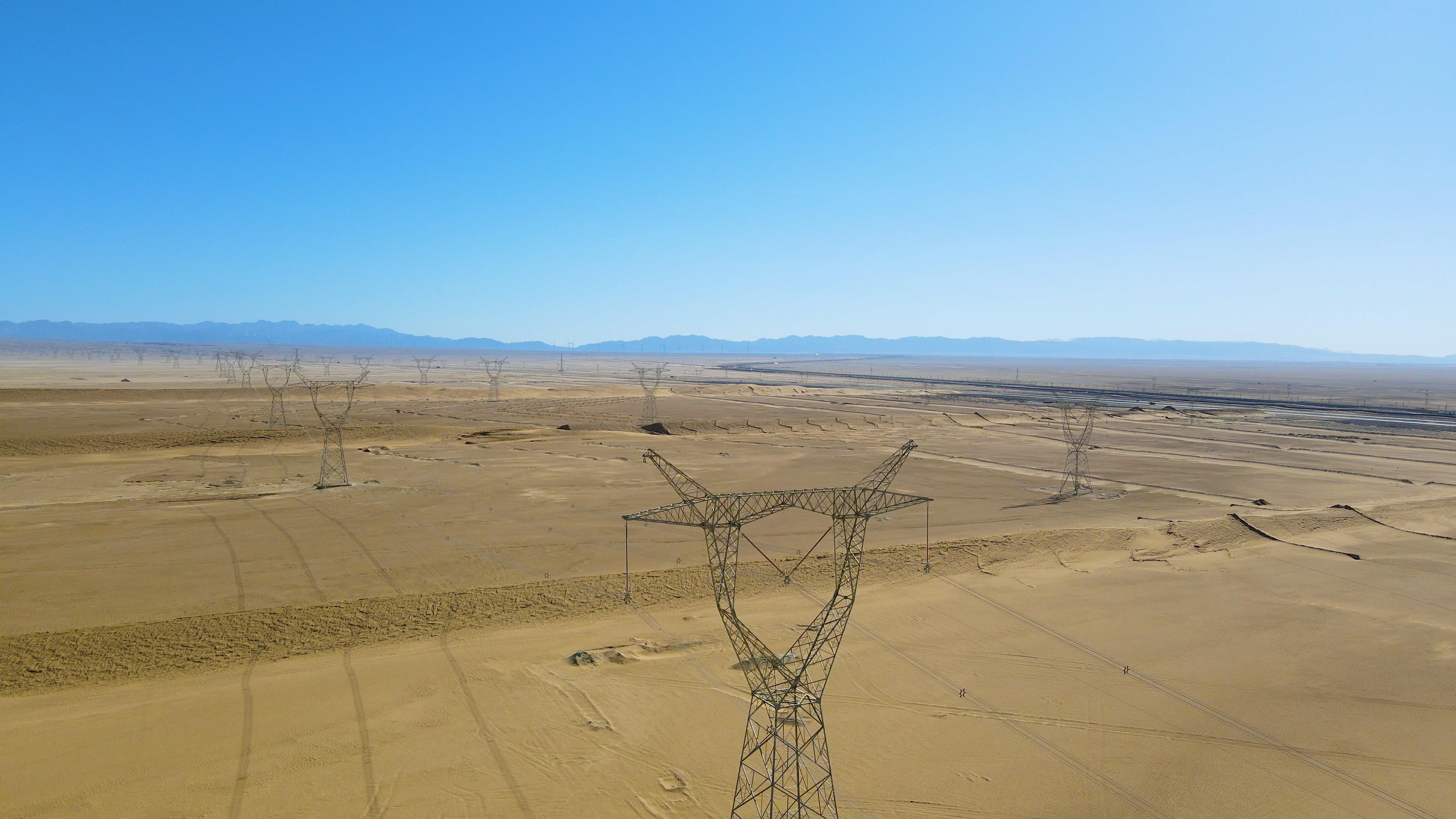 4K沙漠电缆高压电塔信号塔航拍视频视频的预览图