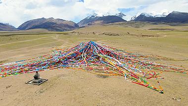 4K航拍西藏念青唐古拉山祈福经幡视频的预览图