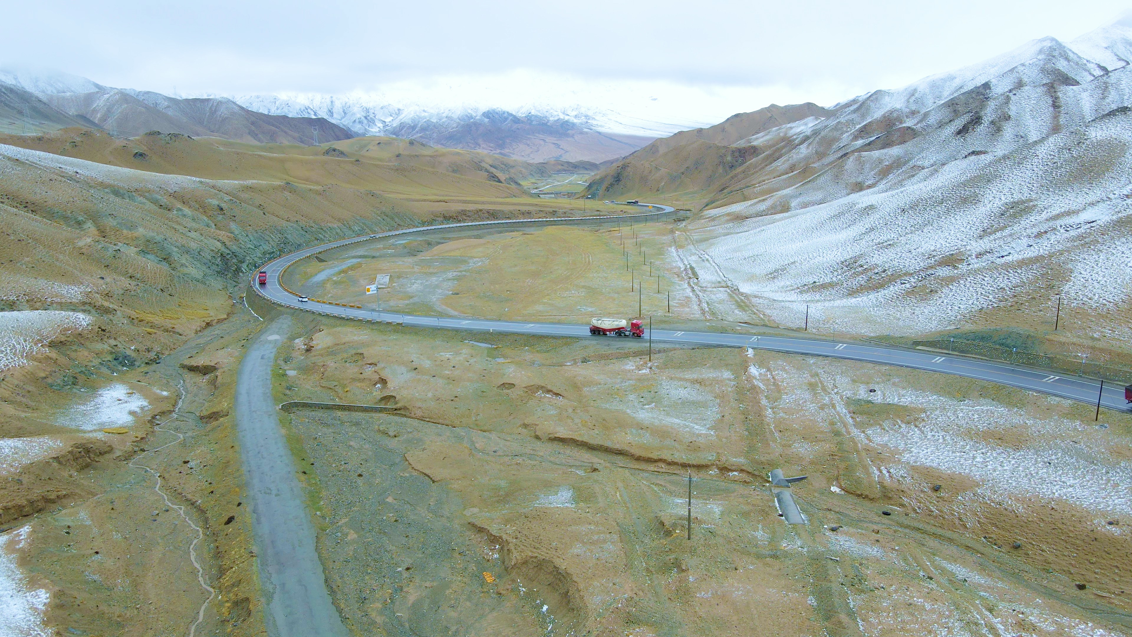 4K甘肃阿尔金山雪路航拍视频视频的预览图