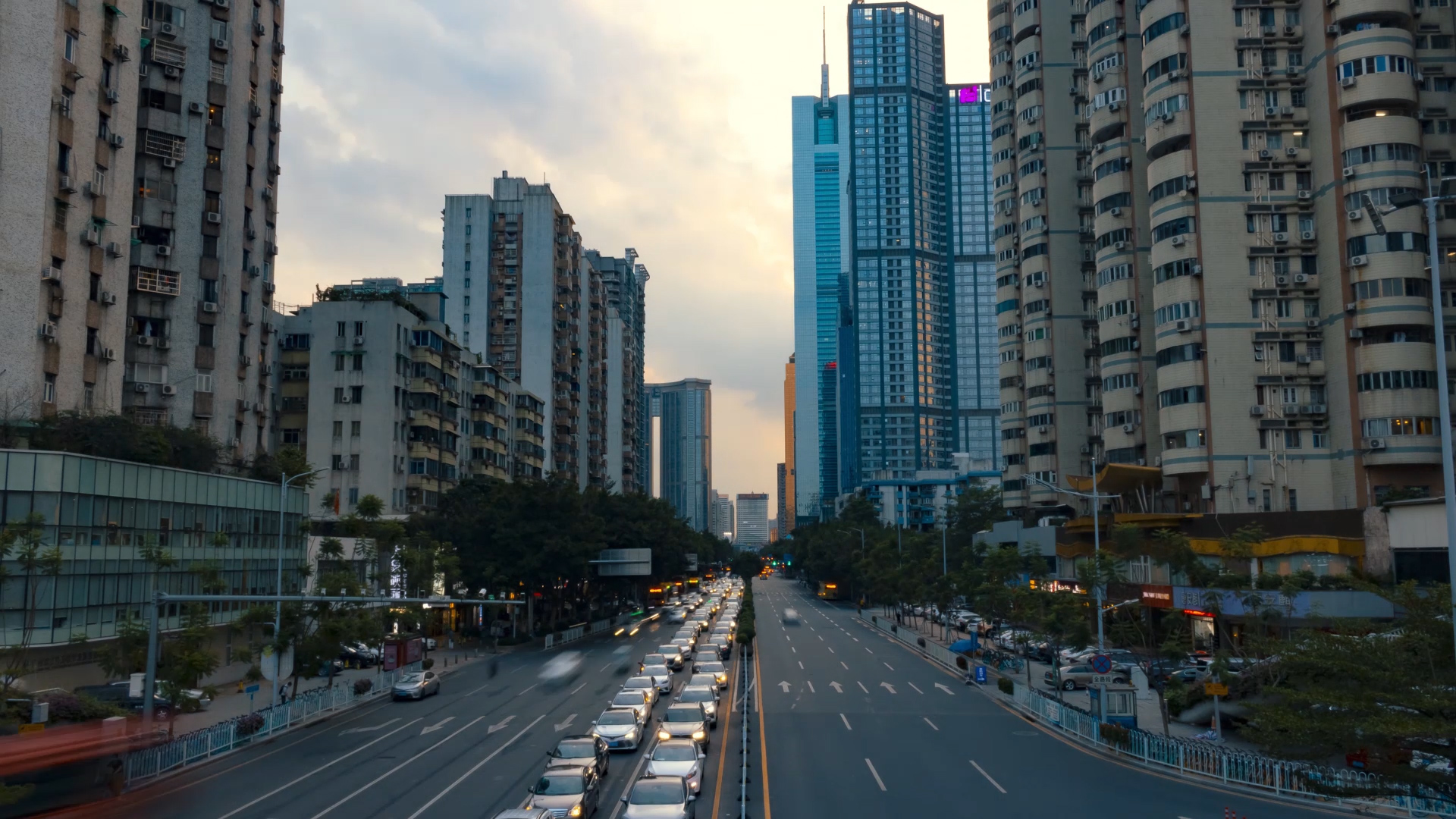 4k广州林和西城市车流日转夜延时视频的预览图
