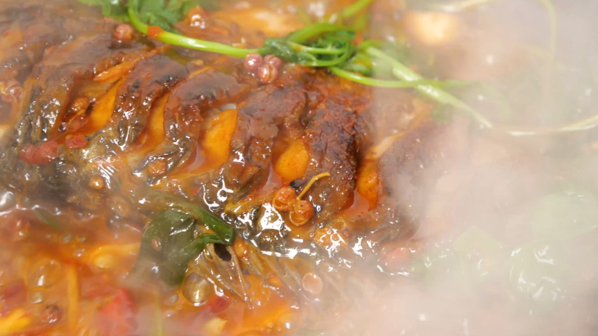 4K红烧鲫鱼豆瓣鲫鱼烹饪美食沸腾视频的预览图