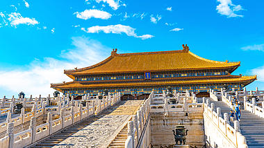 8K震撼蓝天白云下的北京故宫太和殿移动延时视频的预览图
