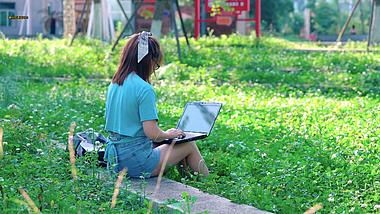 4k女大学生公园草坪上学习背影视频的预览图