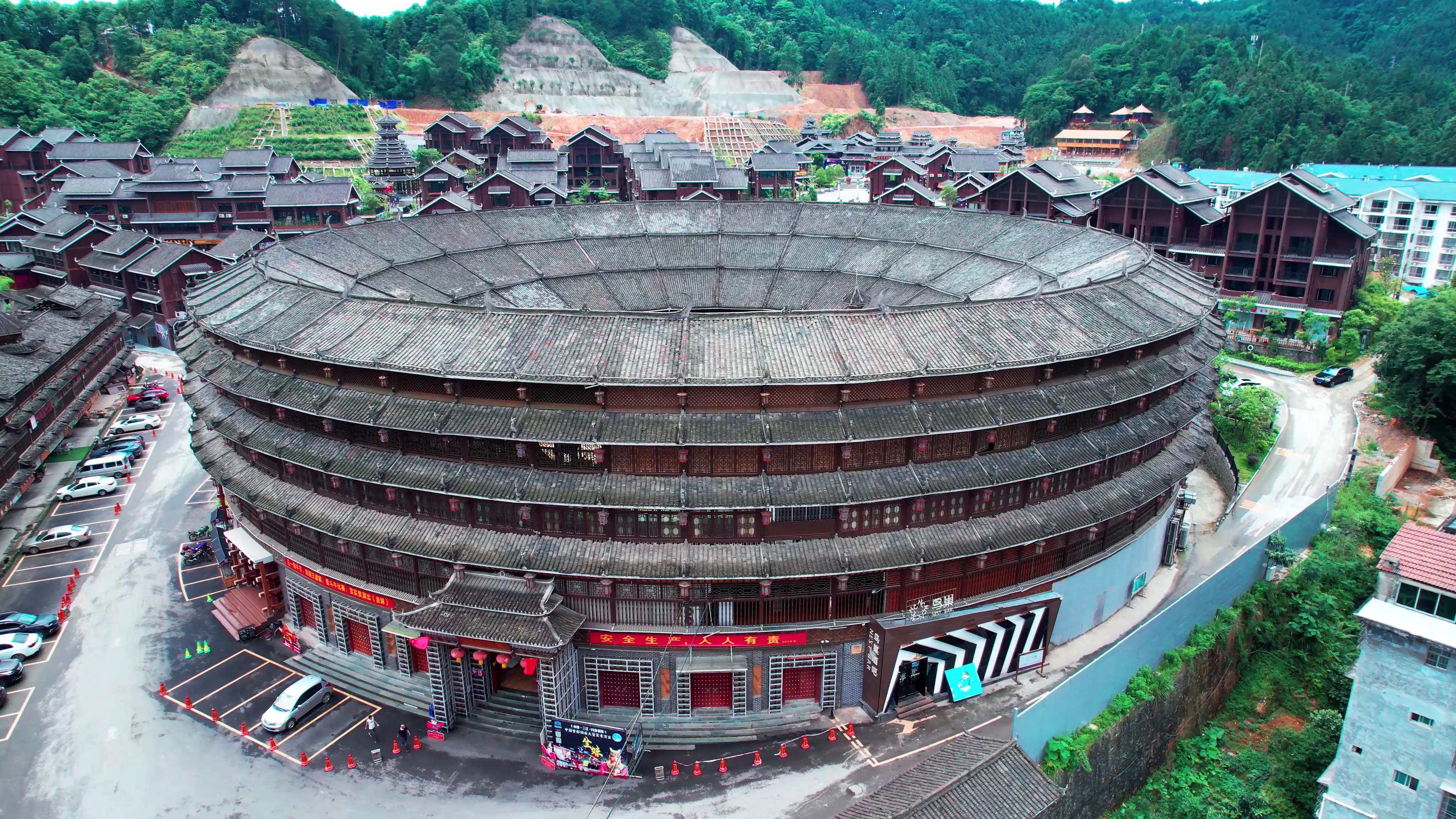 4K广西三江县鸟巢大剧院侗族建筑航拍视频的预览图
