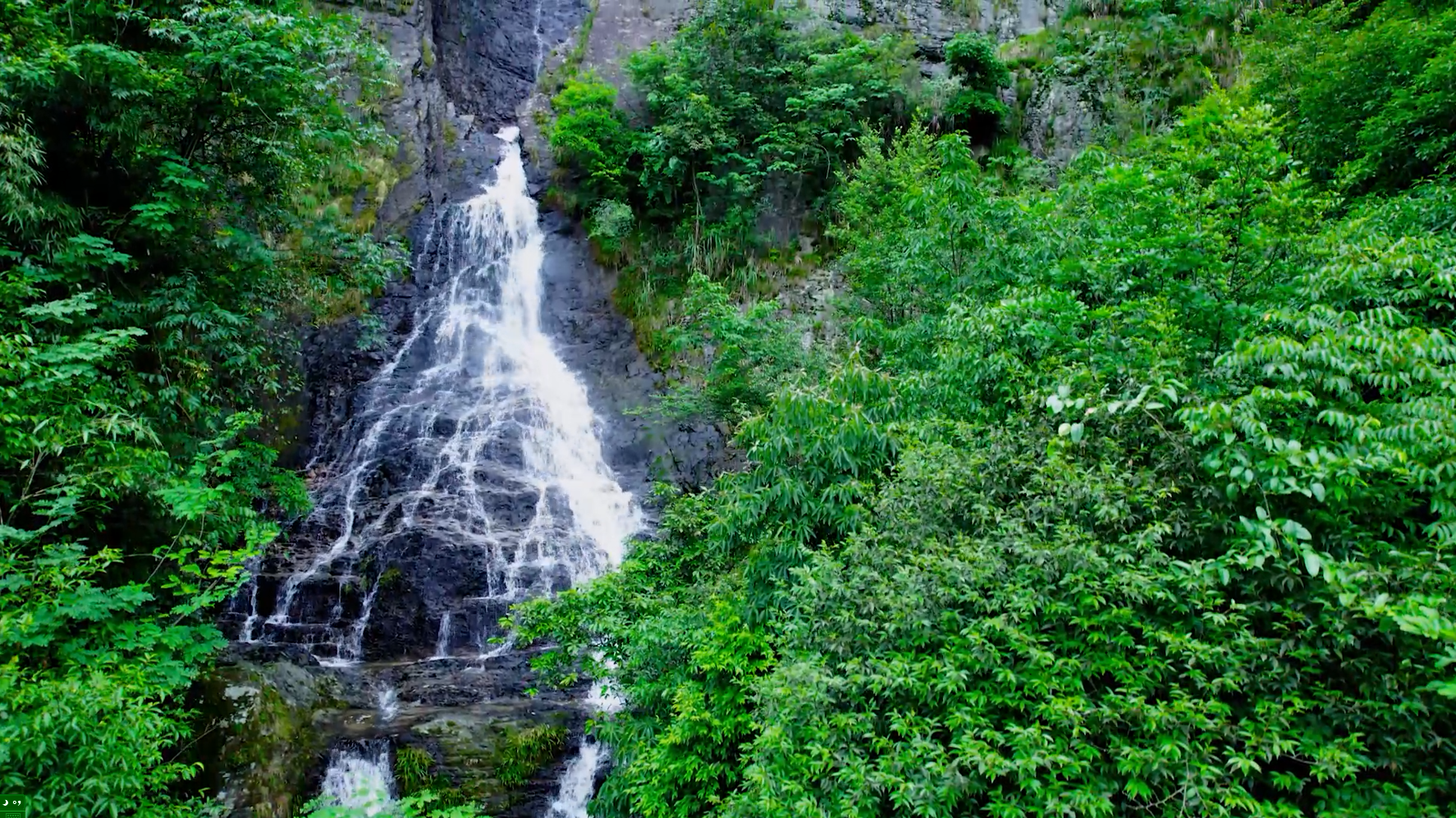 4K航拍山中瀑布悬崖流水自然风景视频视频的预览图