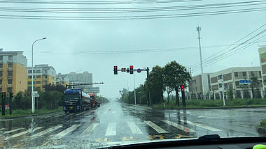 4K实拍夏季暴雨大鱼路口等红灯车窗外风景视频的预览图