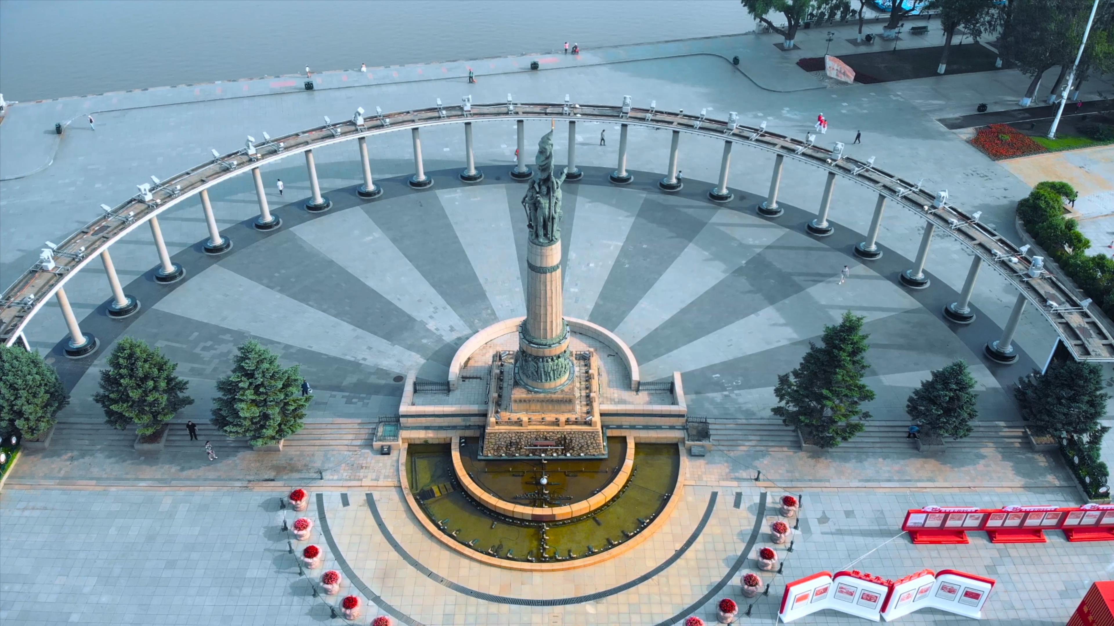 4K航拍哈尔滨抗洪纪念碑视频的预览图