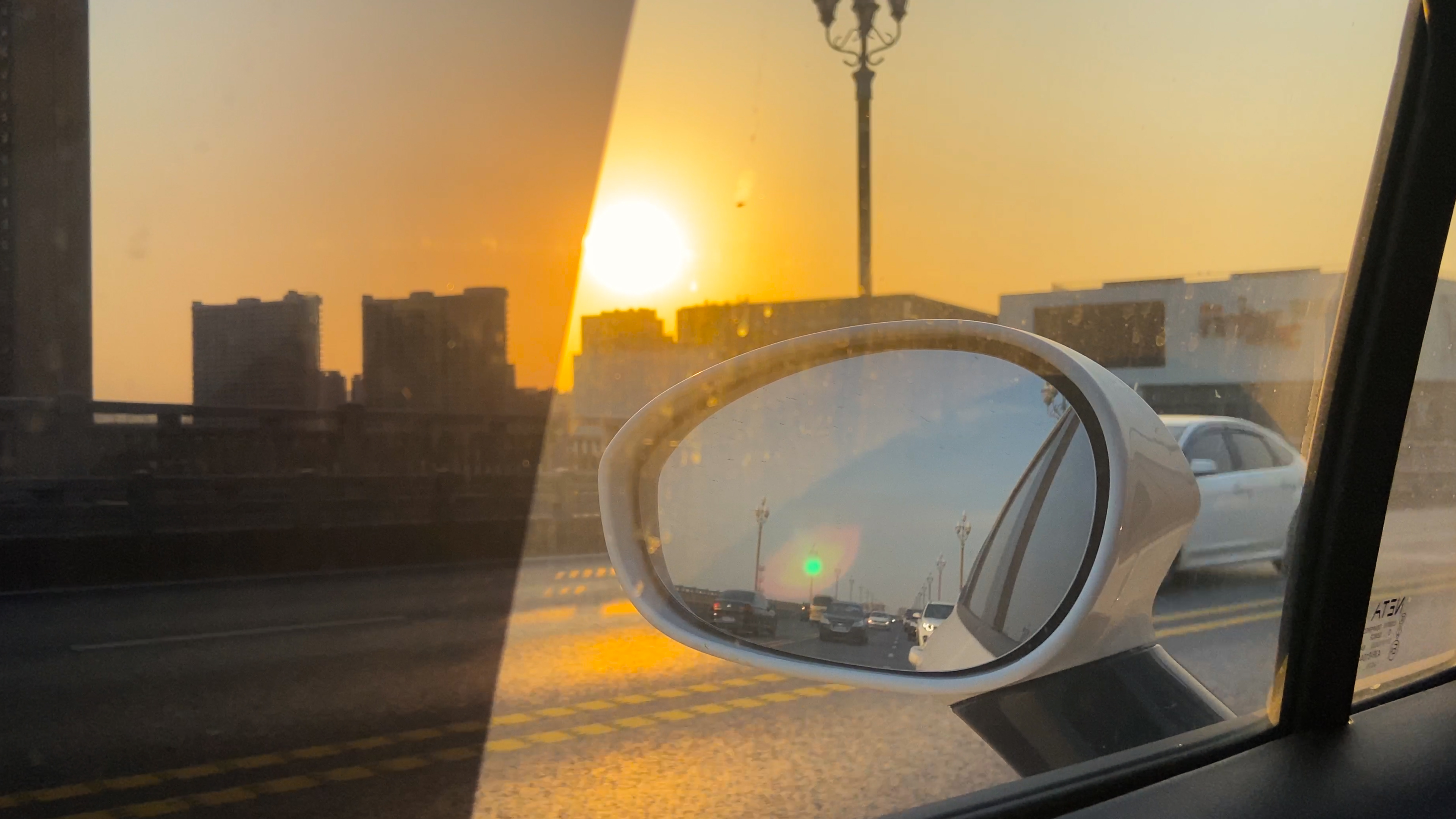 4K实拍私家车车窗外风景夕阳后视镜风景视频的预览图