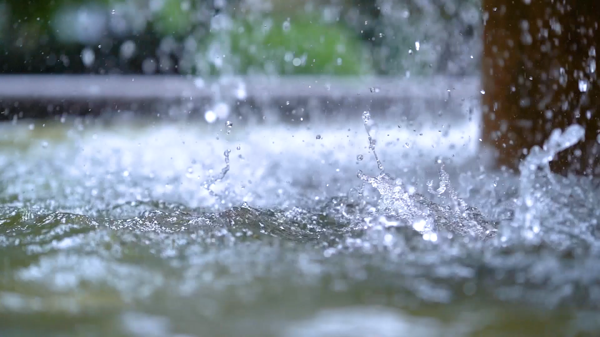 4k实拍唯美夏天大雨雨滴落入水面溅起水花意境空镜视频的预览图