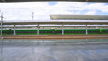 4k动车窗外火车停靠站站台窗外风景实拍视频的预览图
