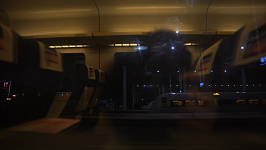 4k夜晚动车车窗外的夜景风光实拍视频的预览图