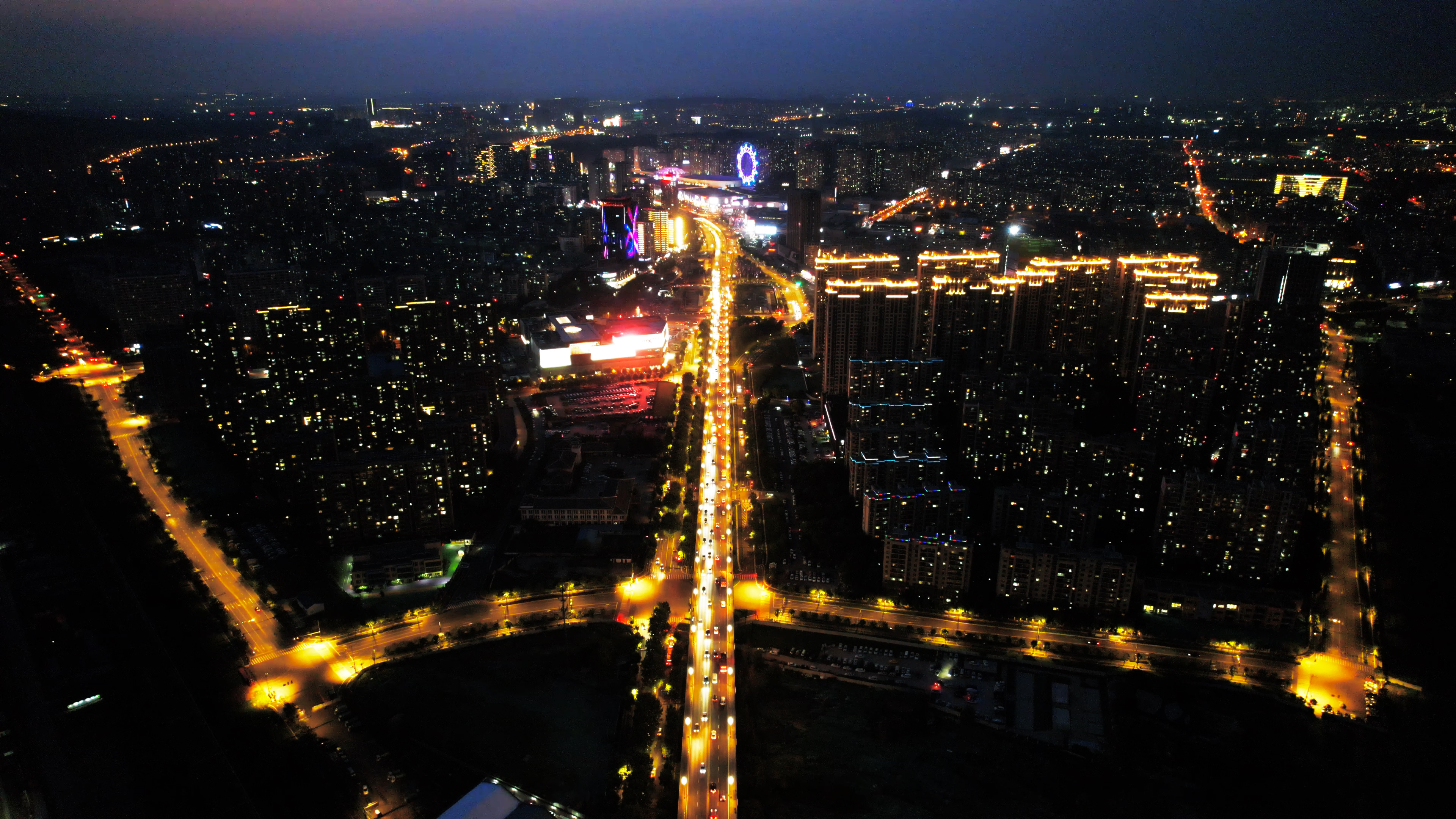 4K航拍南京江北新区弘阳广场夜景车流视频的预览图