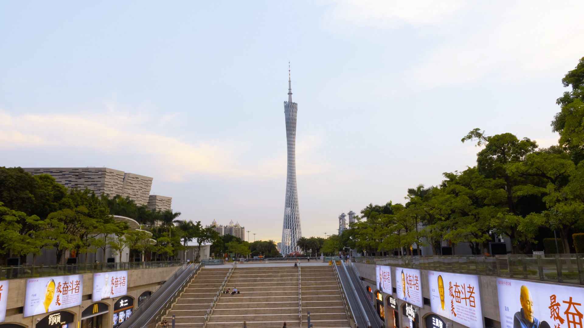 4k花城广场城市地标建筑广州塔实拍延时视频的预览图