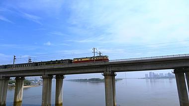 4K火车从江面大桥驶过视频的预览图