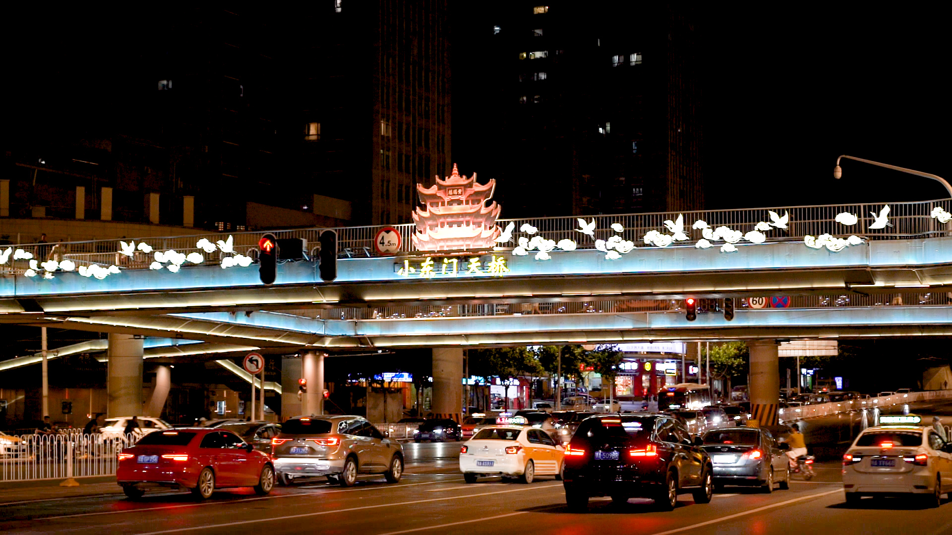 4K繁华忙碌的武汉城市夜景车水马龙车流延时视频的预览图