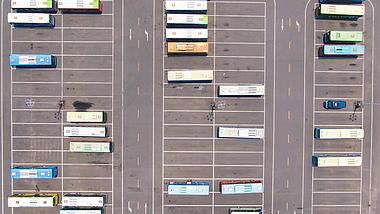 4K俯拍城市公交车集中停靠站城市交通视频视频的预览图