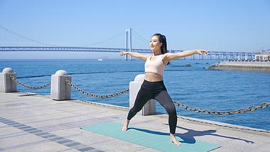 4K海边年轻女性做户外瑜伽健身广告宣传视频的预览图