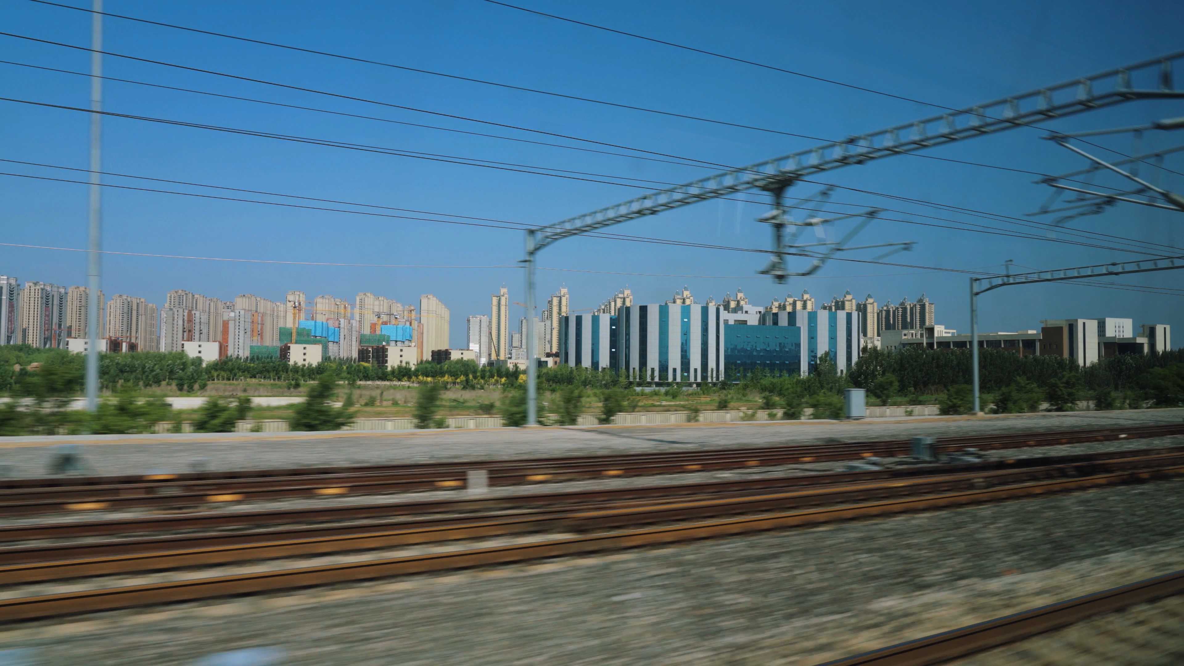 4k高铁动车行驶车旅游旅行窗外风景实拍视频的预览图