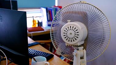 4K夏日炎热氛围环境老式摇头电风扇视频的预览图