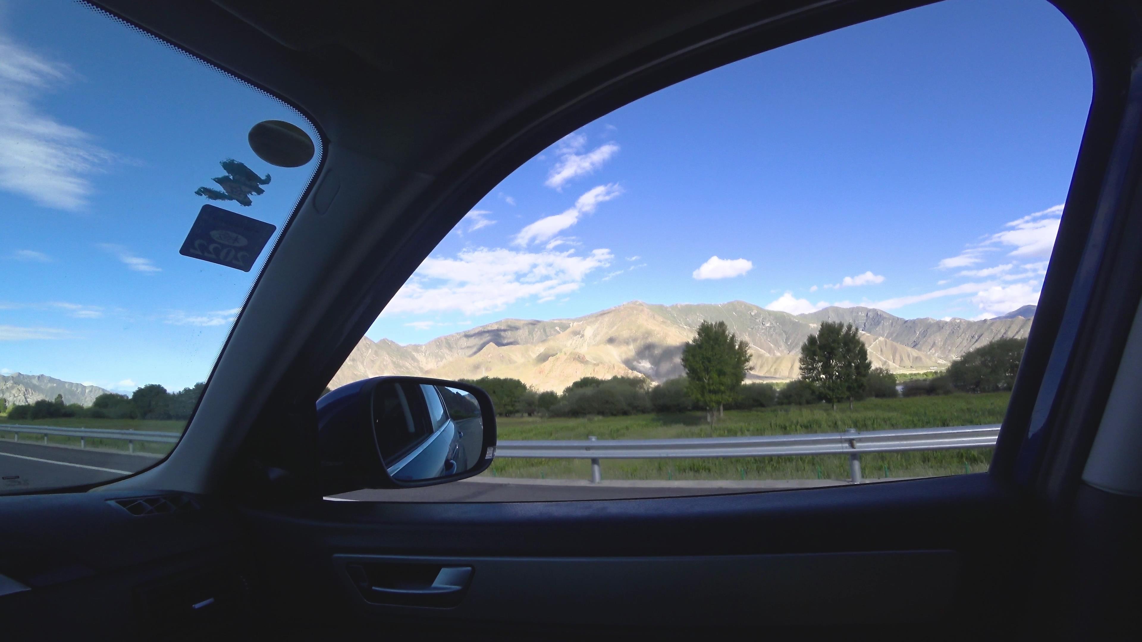 4K高原汽车窗外风光视频素材视频的预览图