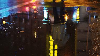 4k城市街道夜晚晚上下雨水面波纹意境空镜视频的预览图
