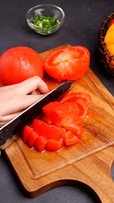 4k竖屏番茄划刀去皮切丁西红柿切西红柿做菜过程视频的预览图