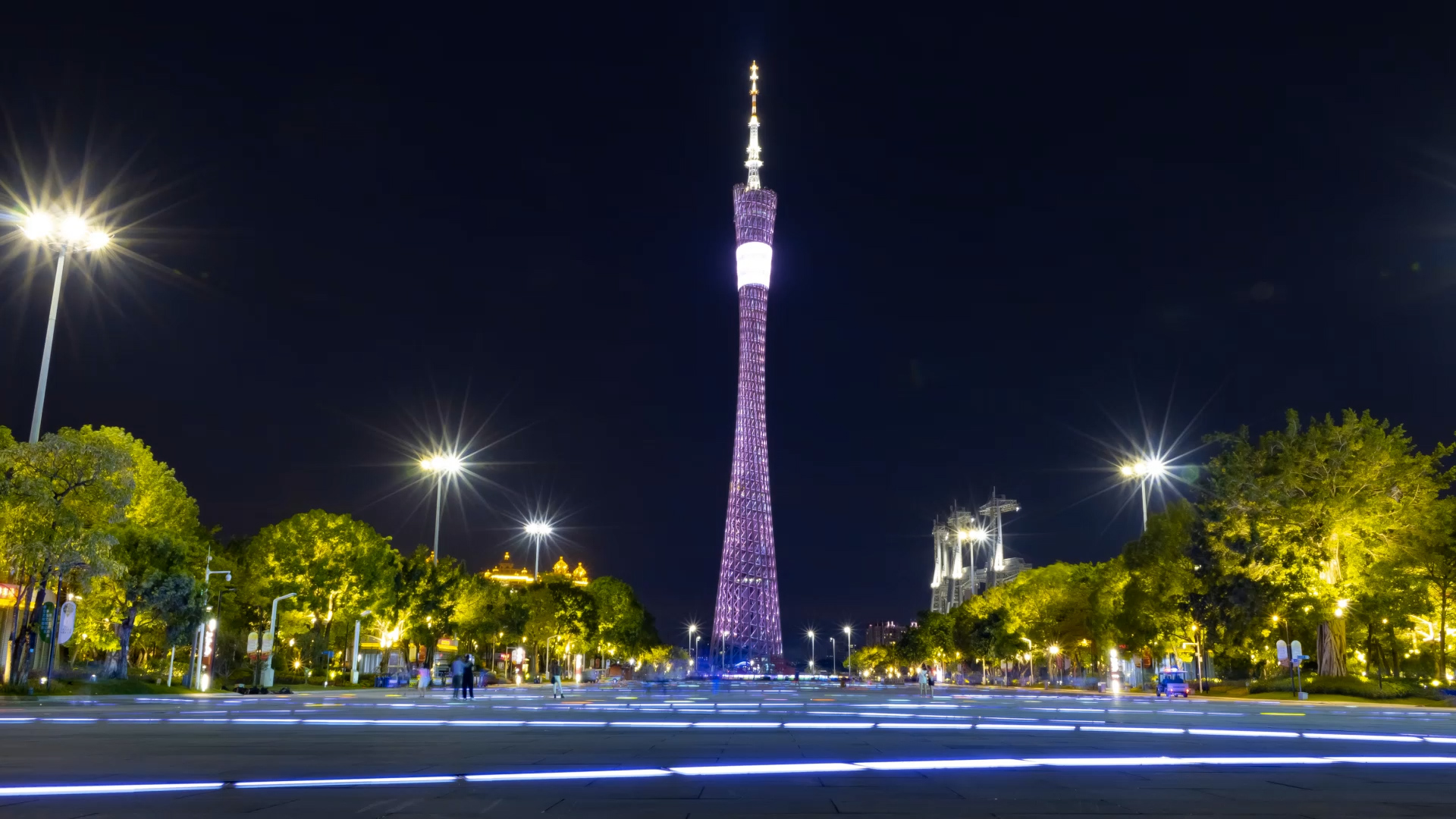 4k夜晚广州城市地标建筑小蛮腰广州塔实拍延时视频的预览图