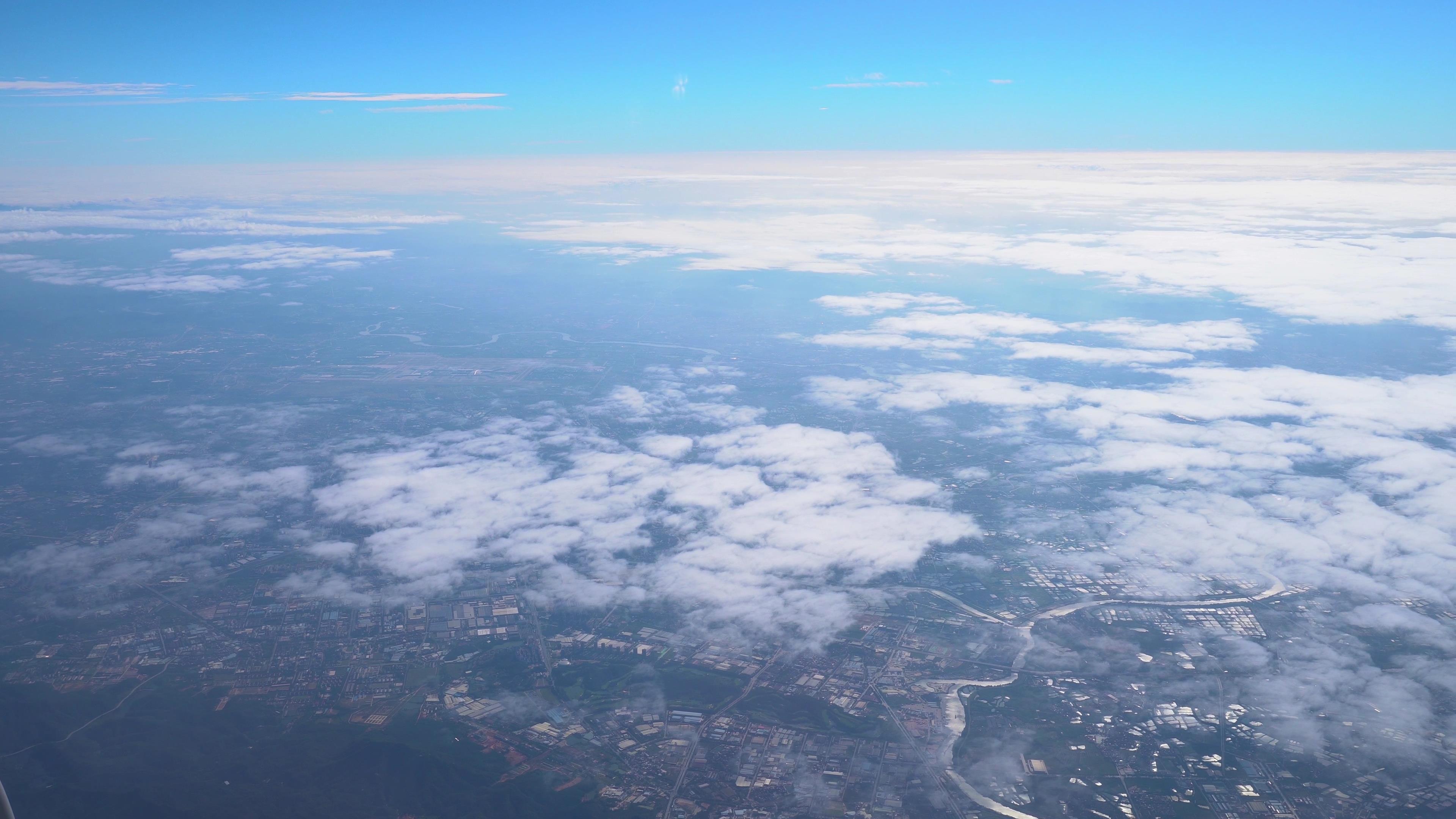 4K飞机上俯瞰城市云层视频素材视频的预览图