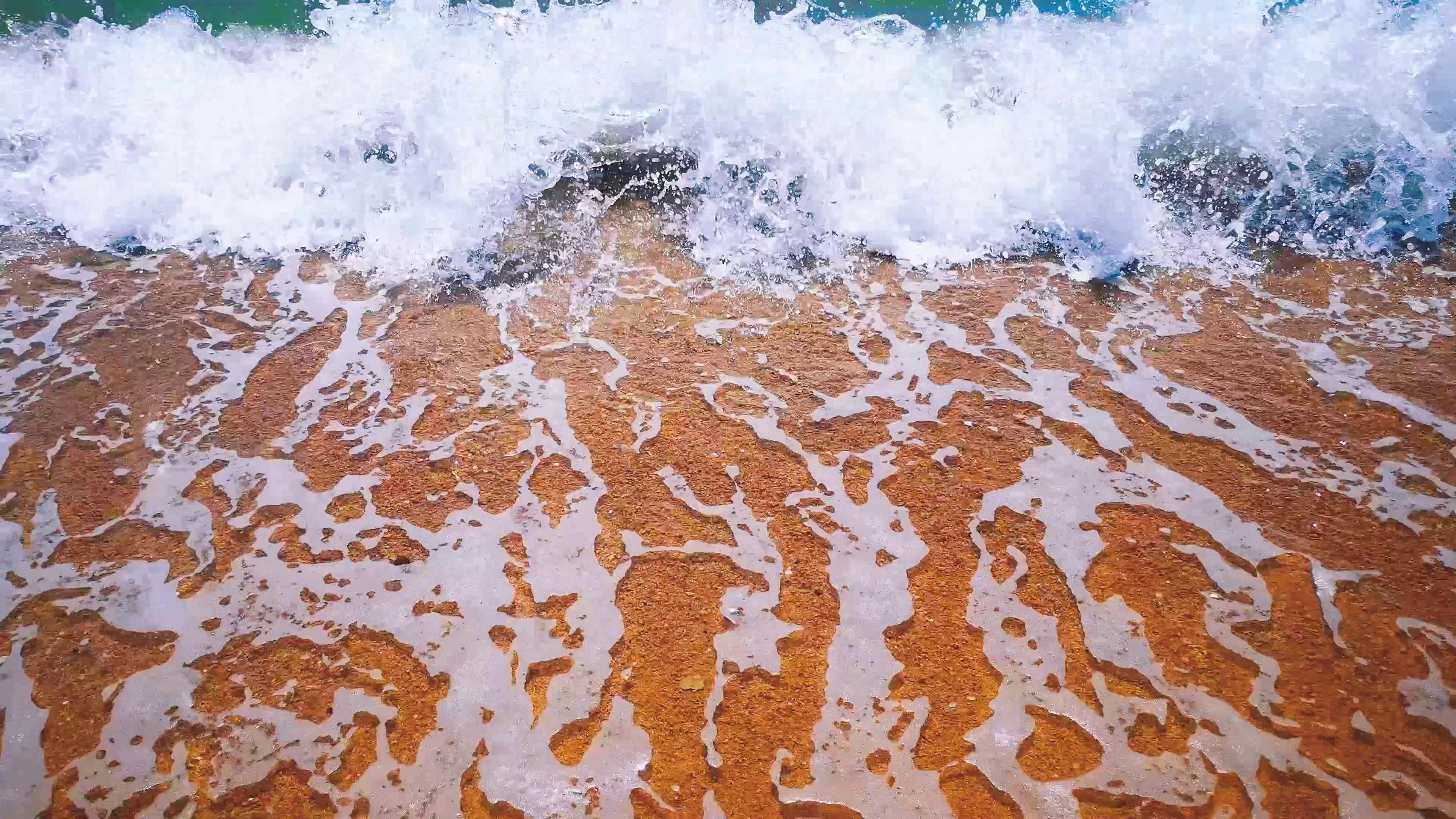 4K实拍夏天海浪卷沙滩海水特写自然风景视频的预览图