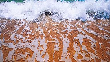 4K实拍夏天海浪卷沙滩海水特写自然风景视频的预览图