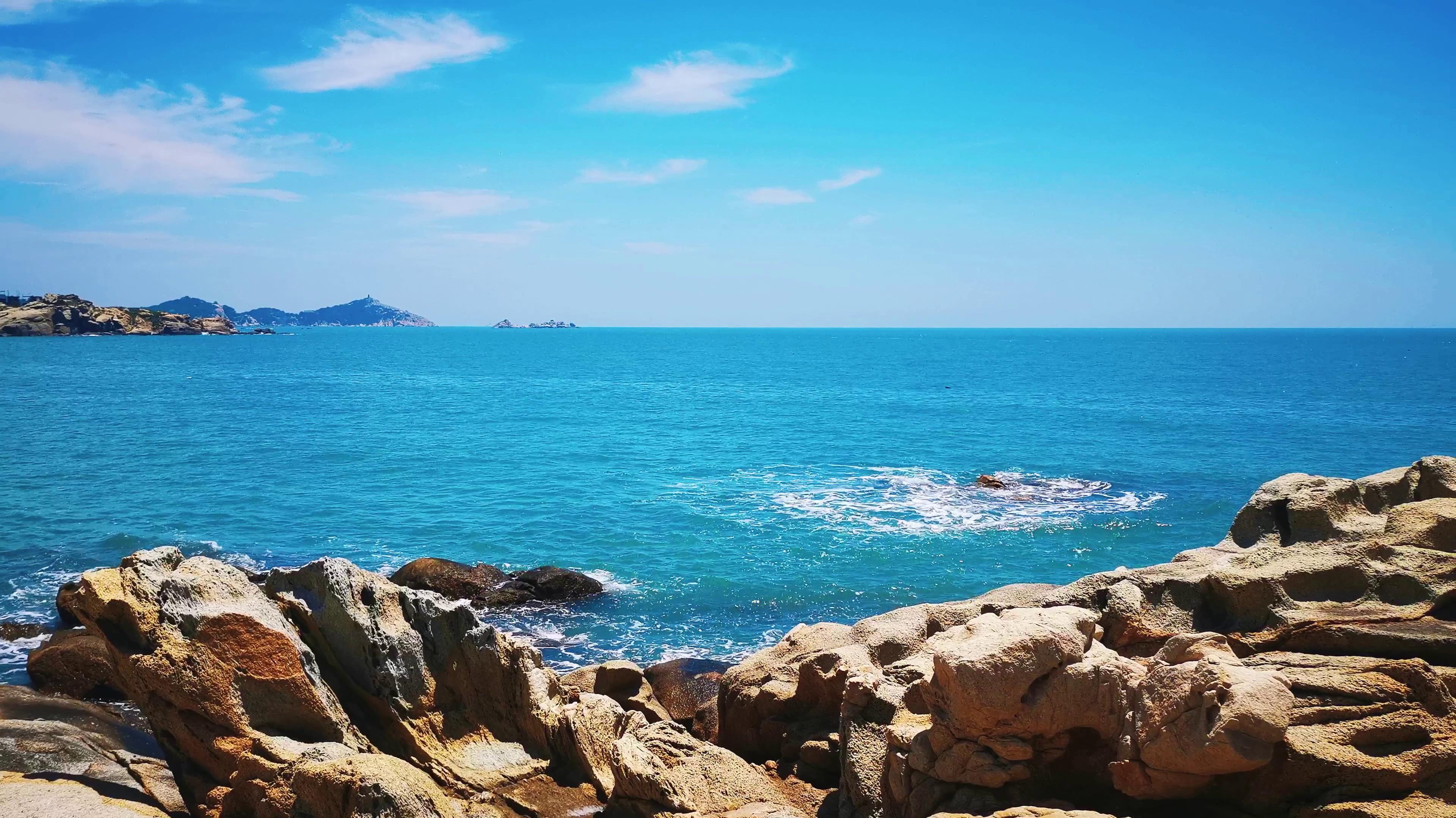 4K实拍夏天唯美蔚蓝蓝色大海自然风光视频的预览图