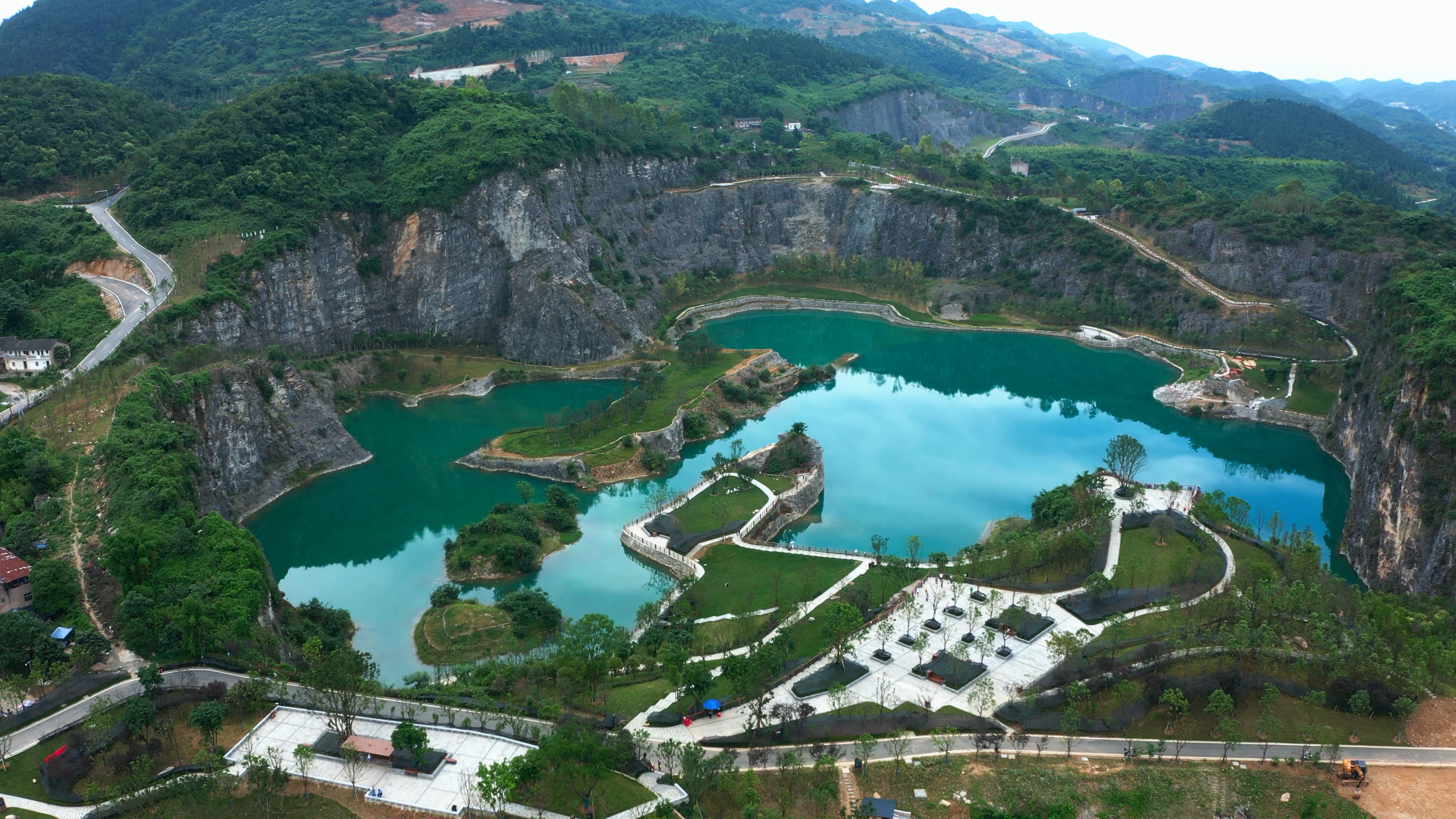 4k航拍重庆渝北矿山公园湖水自然风景视频的预览图