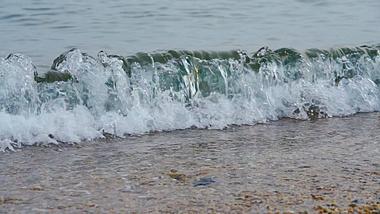 1080p升格低角度海水激起浪花唯美空镜视频的预览图