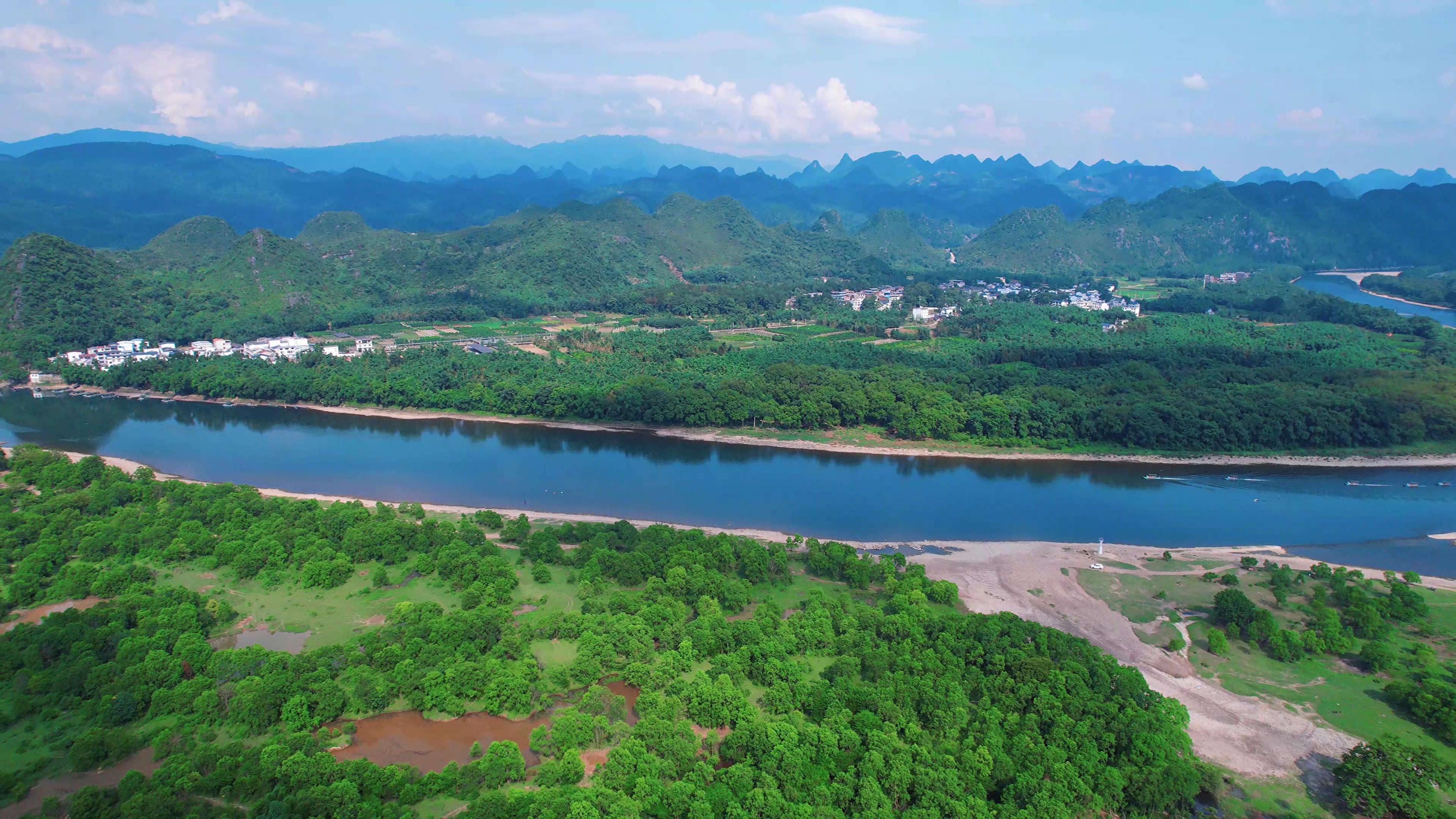 5.4k桂林漓江风景区竹排艇旅游风光视频的预览图