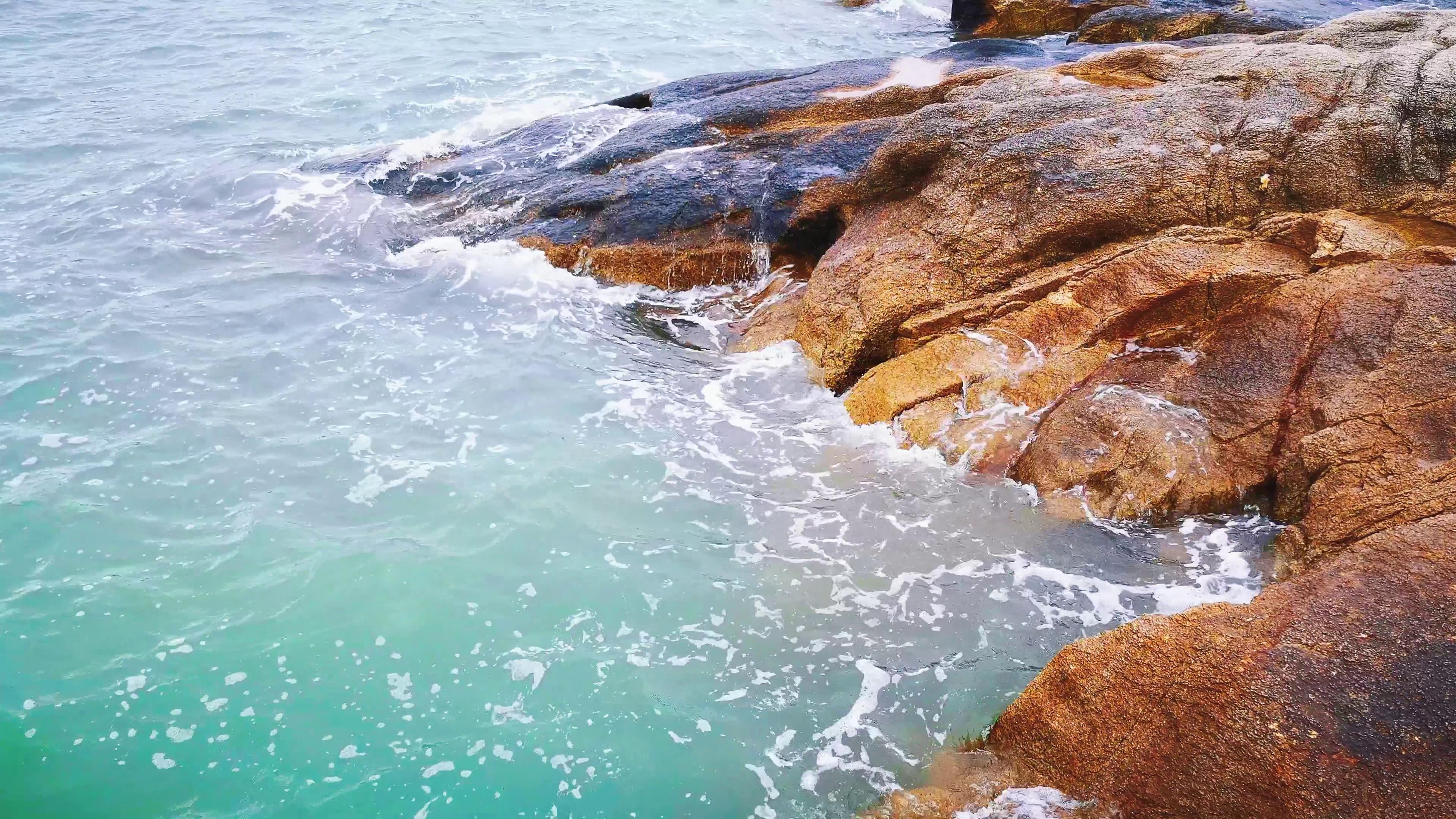 4k实拍夏日夏天海浪拍打礁石自然风景视频的预览图