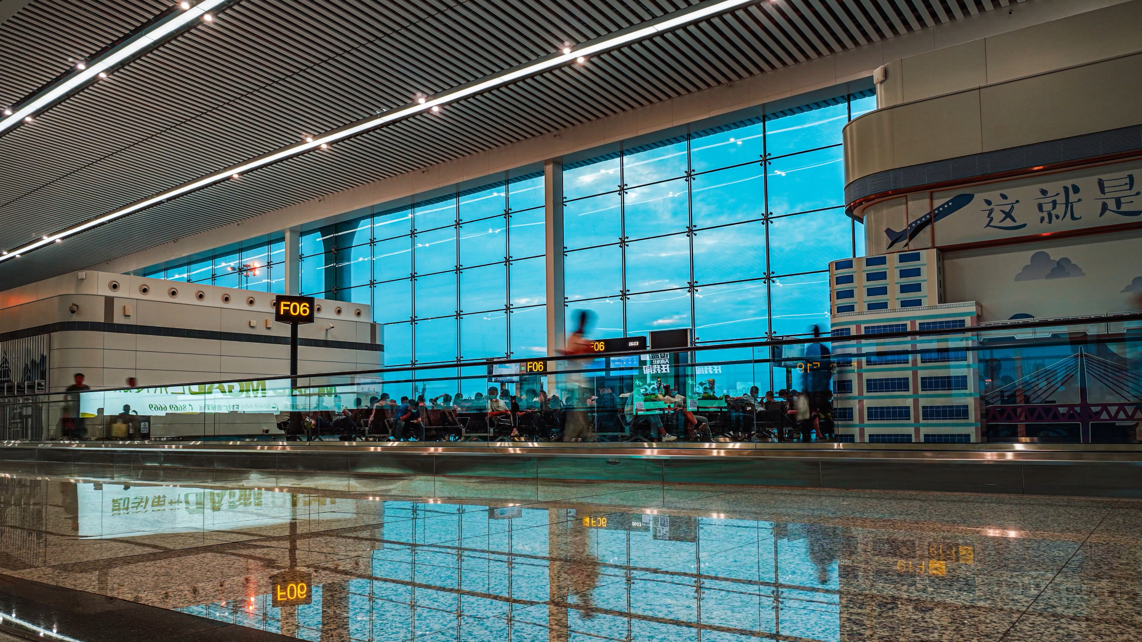 4k机场候机旅客人流匆忙交通出行延时摄影视频的预览图
