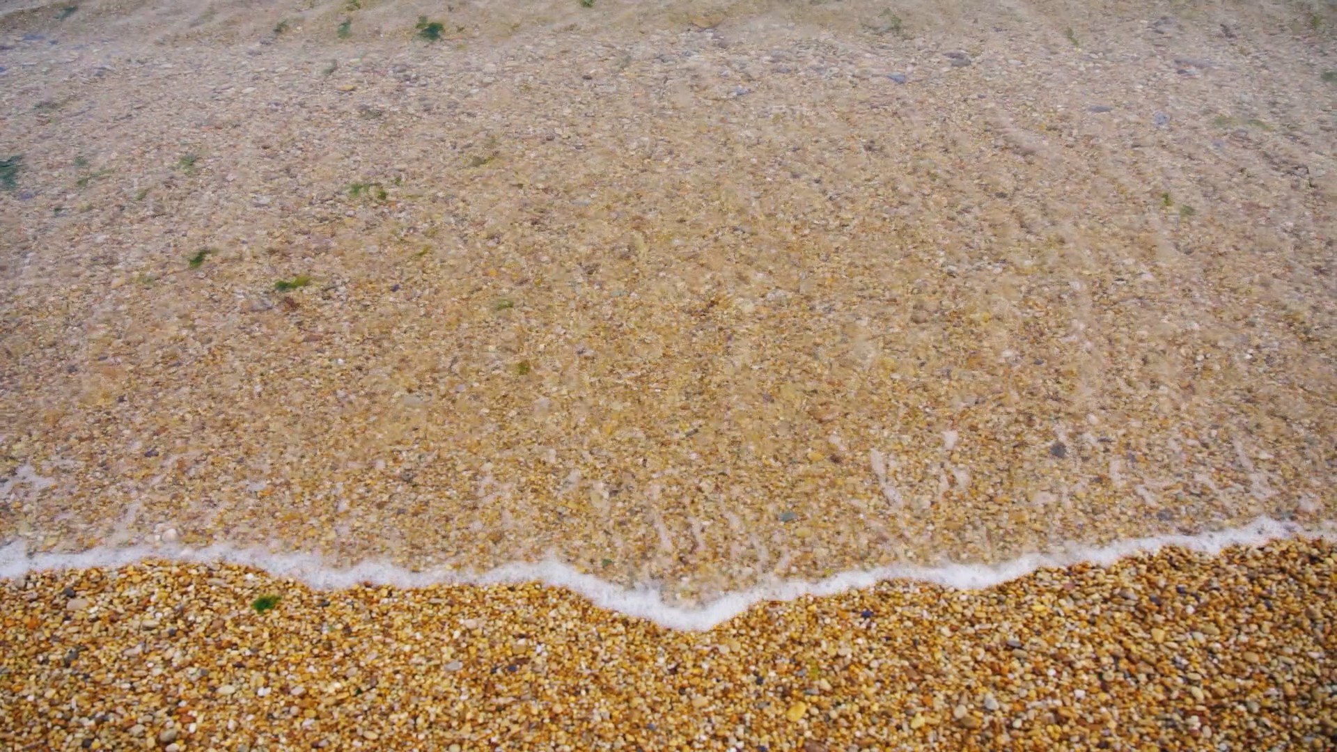 1080p升格唯美海水浪花冲上海滩空镜视频的预览图