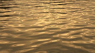 4k升格夕阳下湖面水面波纹唯美意境空镜视频的预览图