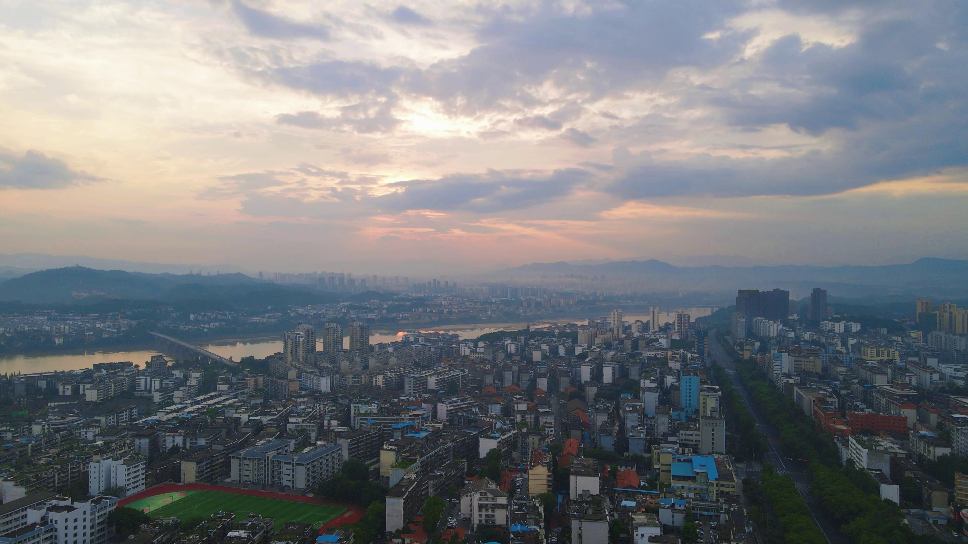4K航拍江西城市清晨日出朝霞风光视频视频的预览图