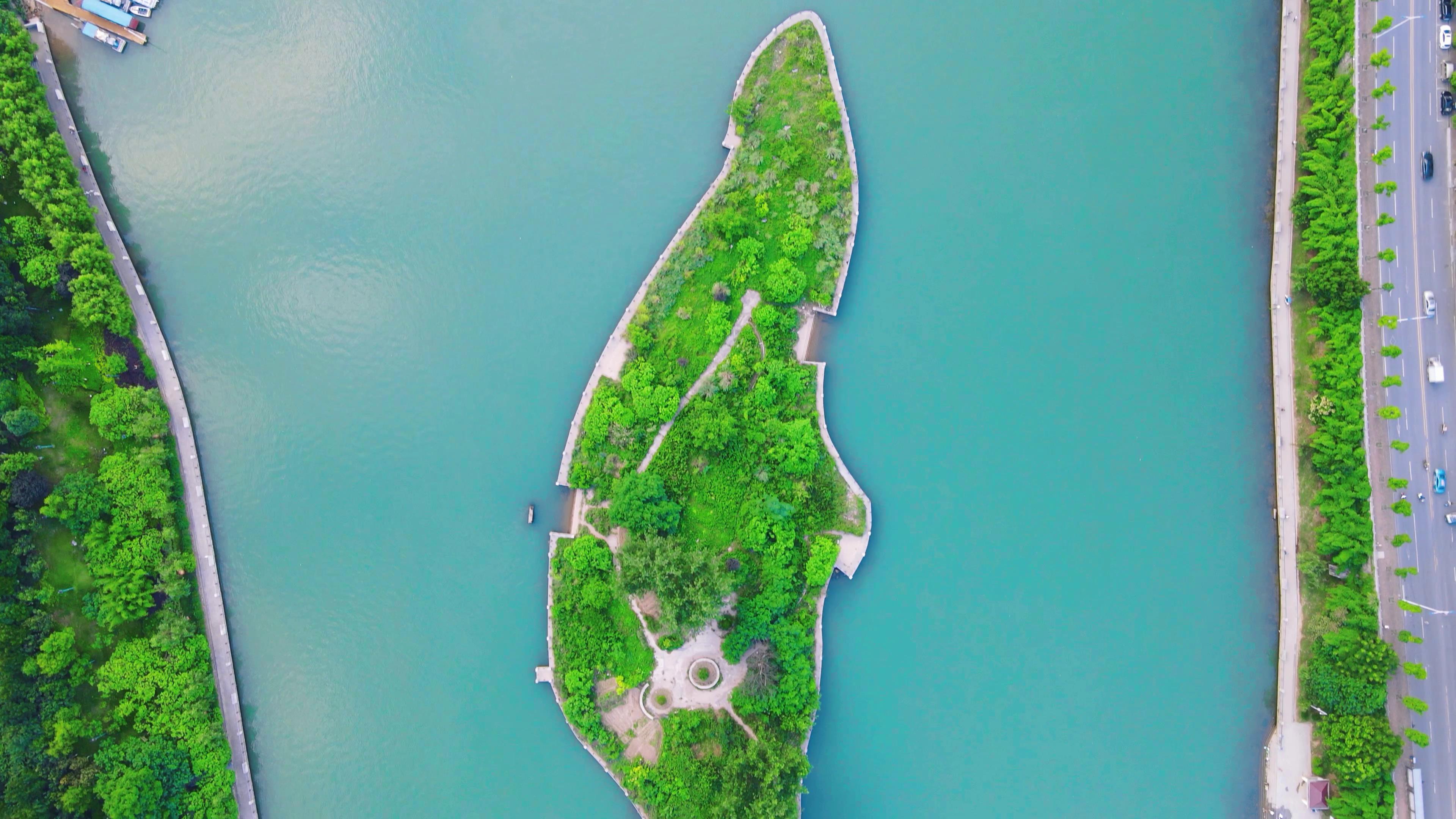 4K俯拍夏日河中唯美小岛自然风景视频视频的预览图
