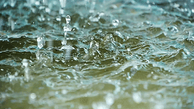 1080升格大雨雨滴湖面雨滴水面雨水视频的预览图