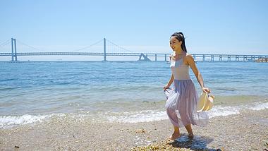 4K夏天美女穿长裙在沙滩海边奔跑玩耍视频的预览图