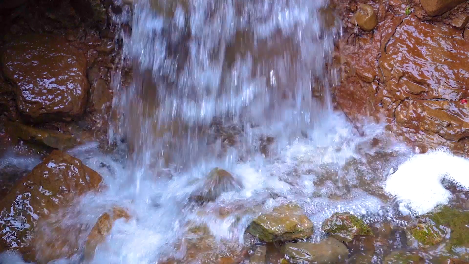 4k实拍夏日山间水流溪流风光自然山水风景视频的预览图