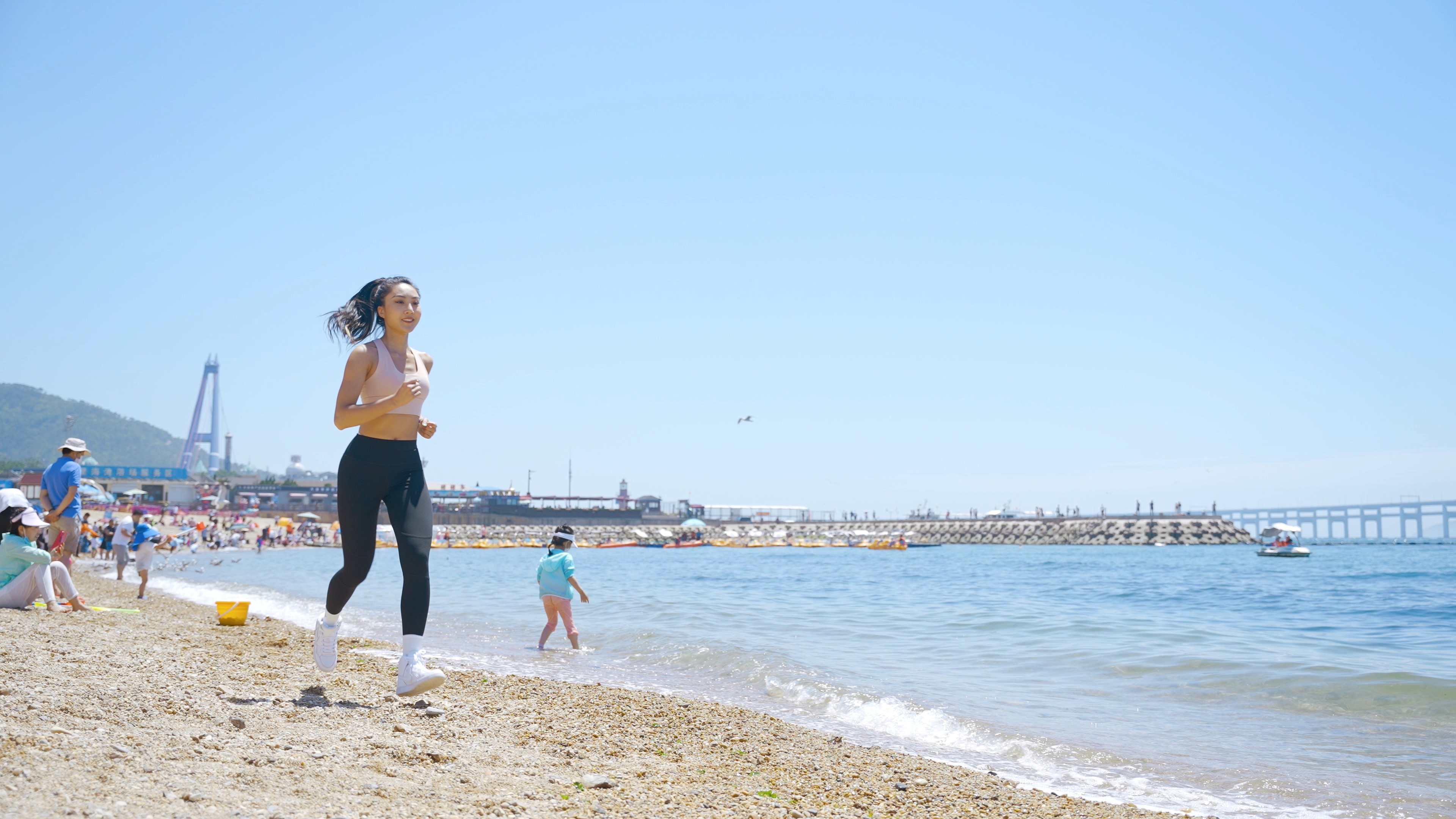 4K美女在沙滩跑步锻炼健身视频的预览图