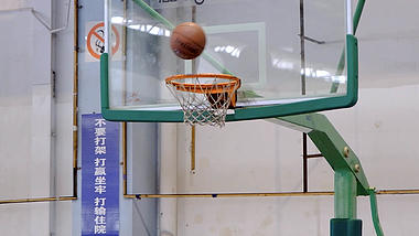 4k实拍室内篮球场升格投篮训练视频的预览图