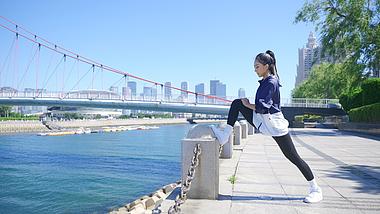 4K年轻女性河边锻炼压腿拉伸视频的预览图