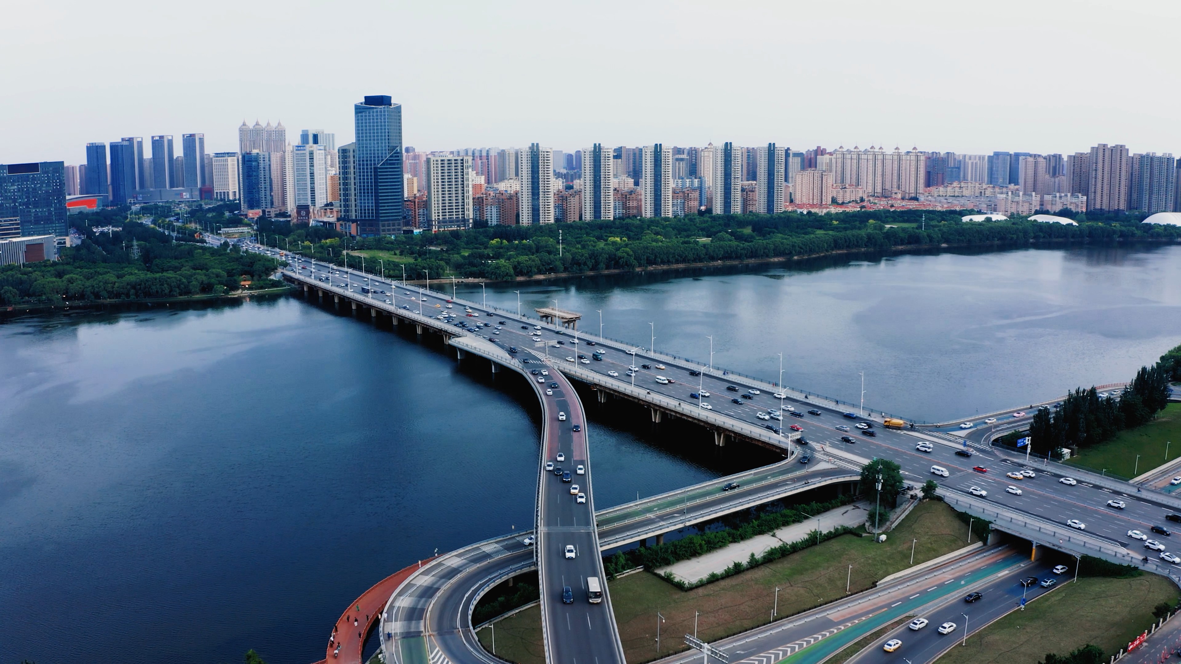 4k航拍沈阳浑河大桥城市车流交通车水马龙视频的预览图