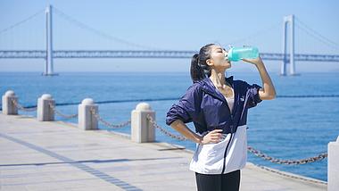 4K美女晨练运动休息喝水补充水分视频的预览图