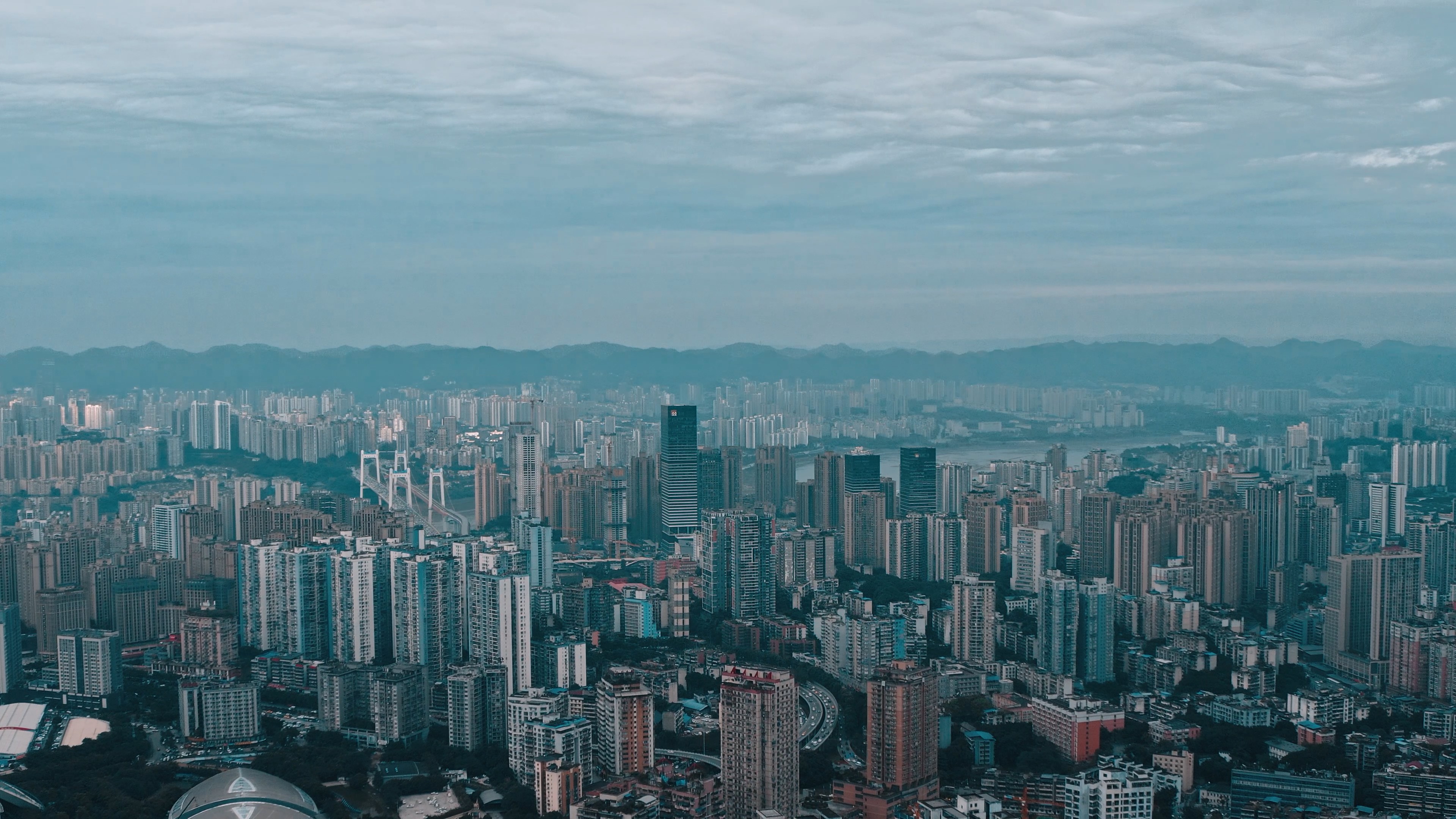 4k航拍重庆九龙坡区密集楼房建筑城市建设视频的预览图